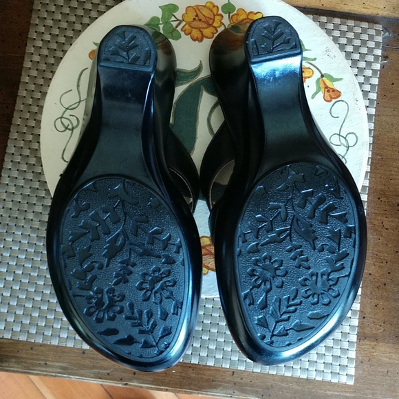 I Love Comfort Black Leather Flower Trim Sandals 7 - Picture 10 of 10